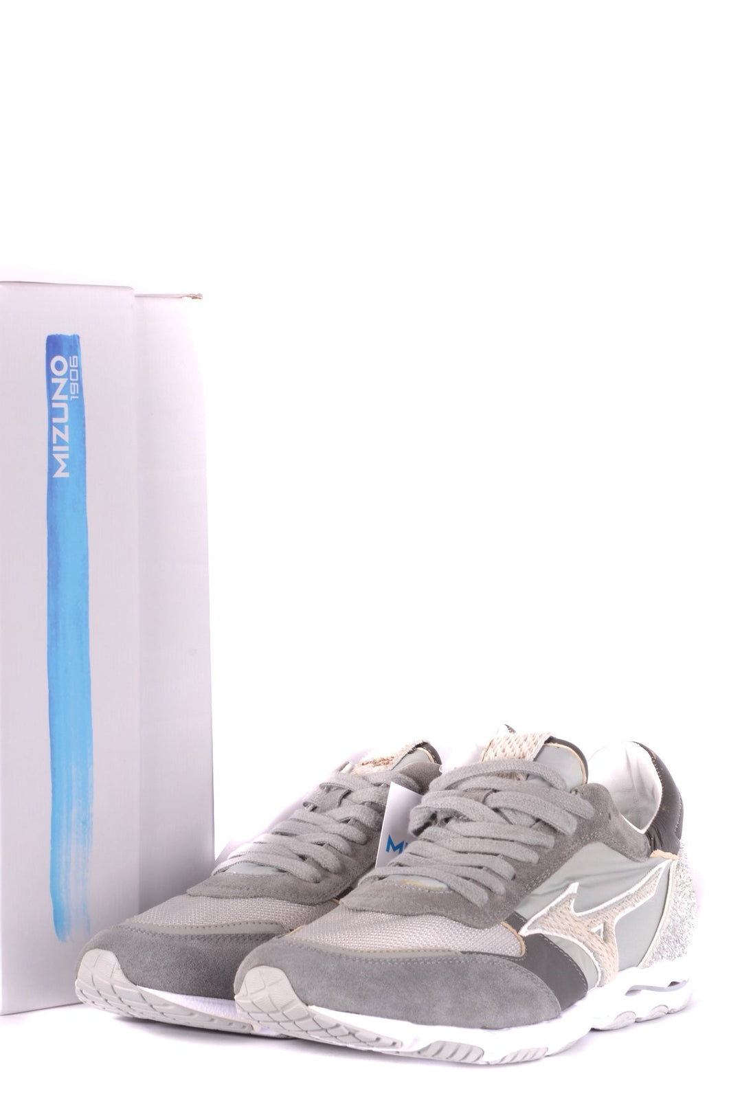 Apparel & Accessories > Shoes mizuno1906